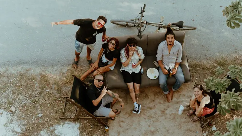 Artistas mexicanos y comunidad reunidos al aire libre en Tulum durante la primera edición de Horizontes Mexicanos