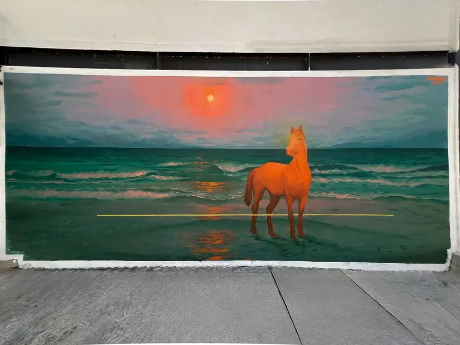Mural de Rasmteko de un caballo en la orilla del mar al atardecer cruzado por una línea amarilla