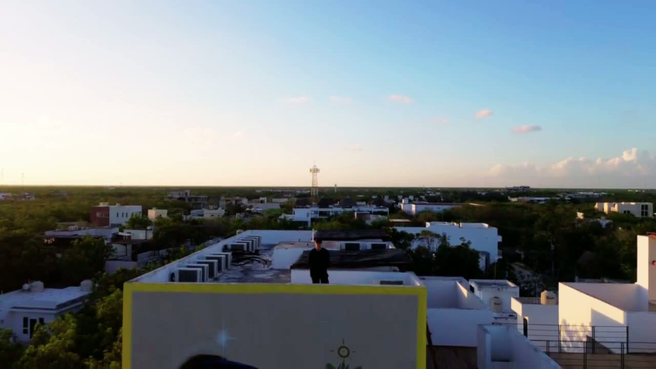Dos artistas con arnés frente a un muro de concreto durante la producción de un mural en Tulum, edición 2025 de Horizontes Mexicanos